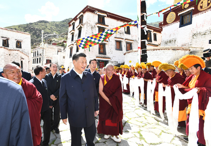 7月21日至23日，中共中央總書(shū)記、國(guó)家主席、中央軍委主席習(xí)近平來(lái)到西藏，祝賀西藏和平解放70周年，看望慰問(wèn)西藏各族干部群眾。這是22日下午，習(xí)近平在位于拉薩西郊的哲蚌寺考察。新華社記者 謝環(huán)馳 攝