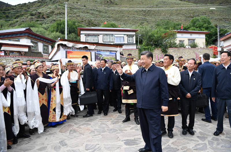 7月21日至23日，中共中央總書(shū)記、國(guó)家主席、中央軍委主席習(xí)近平來(lái)到西藏，祝賀西藏和平解放70周年，看望慰問(wèn)西藏各族干部群眾。這是21日下午，習(xí)近平在林芝市巴宜區(qū)林芝鎮(zhèn)嘎拉村考察時(shí)，向村民們揮手致意。新華社記者 申宏 攝