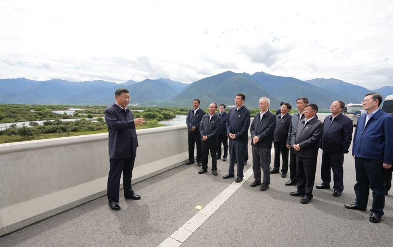 7月21日至23日，中共中央總書(shū)記、國(guó)家主席、中央軍委主席習(xí)近平來(lái)到西藏，祝賀西藏和平解放70周年，看望慰問(wèn)西藏各族干部群眾。這是21日上午，習(xí)近平在林芝尼洋河大橋考察雅尼濕地。新華社記者 李學(xué)仁 攝