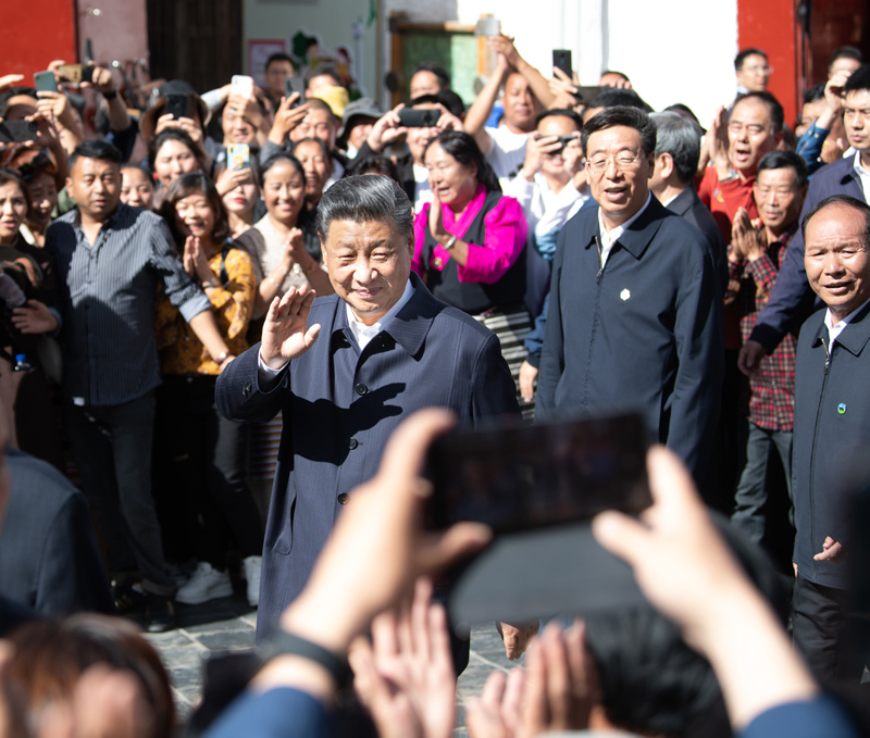 7月21日至23日，中共中央總書(shū)記、國(guó)家主席、中央軍委主席習(xí)近平來(lái)到西藏，祝賀西藏和平解放70周年，看望慰問(wèn)西藏各族干部群眾。這是22日下午，習(xí)近平在考察位于拉薩市老城區(qū)的八廓街時(shí)，向各族群眾揮手致意。新華社記者 申宏 攝