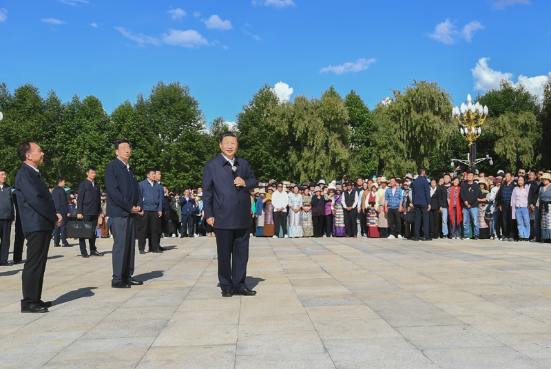 7月21日至23日，中共中央總書(shū)記、國(guó)家主席、中央軍委主席習(xí)近平來(lái)到西藏，祝賀西藏和平解放70周年，看望慰問(wèn)西藏各族干部群眾。這是22日下午，習(xí)近平在布達(dá)拉宮廣場(chǎng)，同游客和當(dāng)?shù)厝罕娪H切交流。新華社記者 謝環(huán)馳 攝